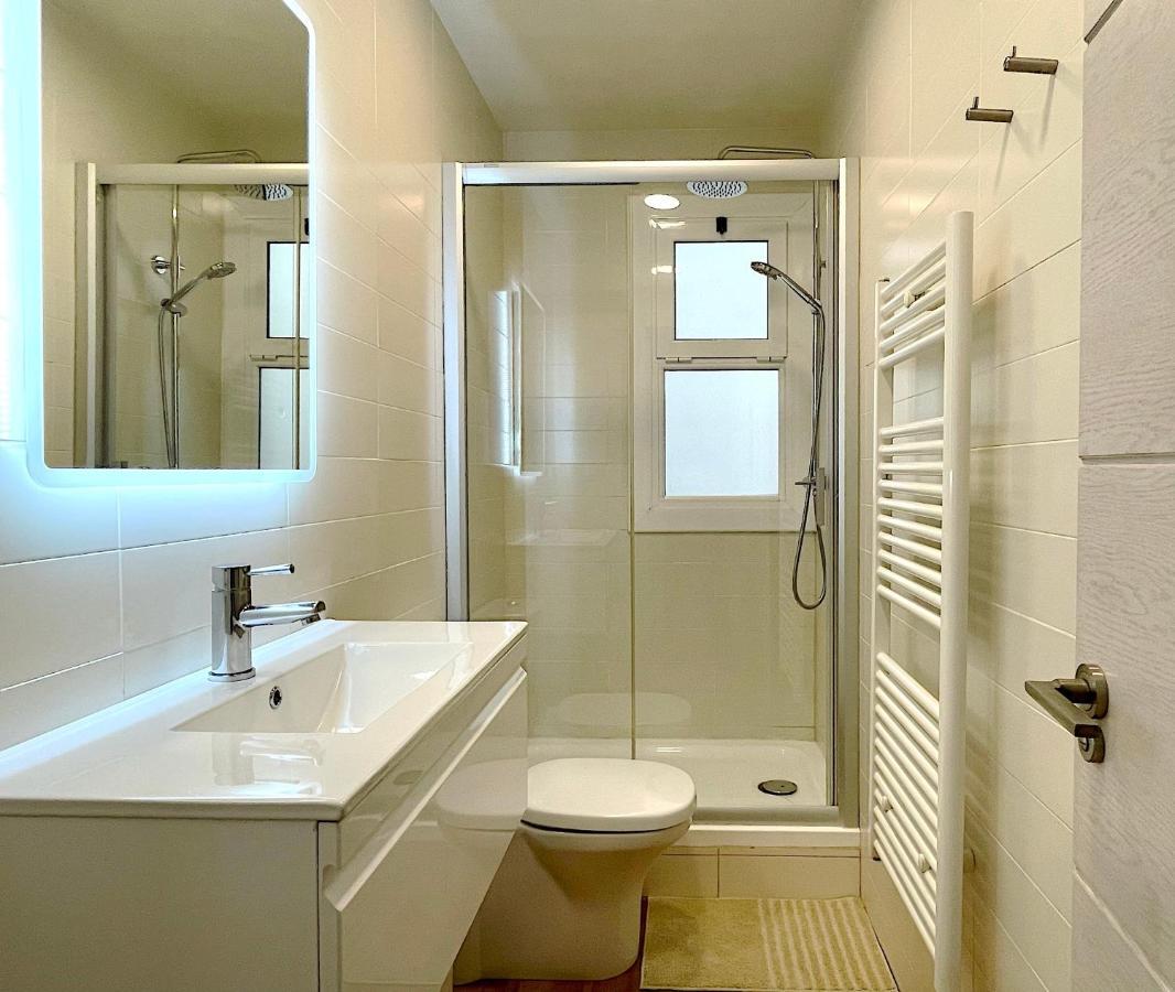 Abbott Apartment - 1 Min From The Beach - 100M2 - Sleeps 8 Sitges Buitenkant foto
